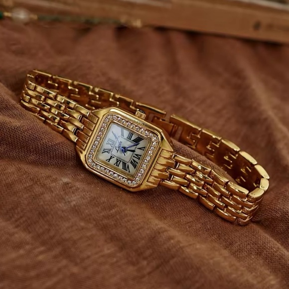 Panthere Classic Gold Crystal Stainless Steel Gold Watch - Picture 15 of 16